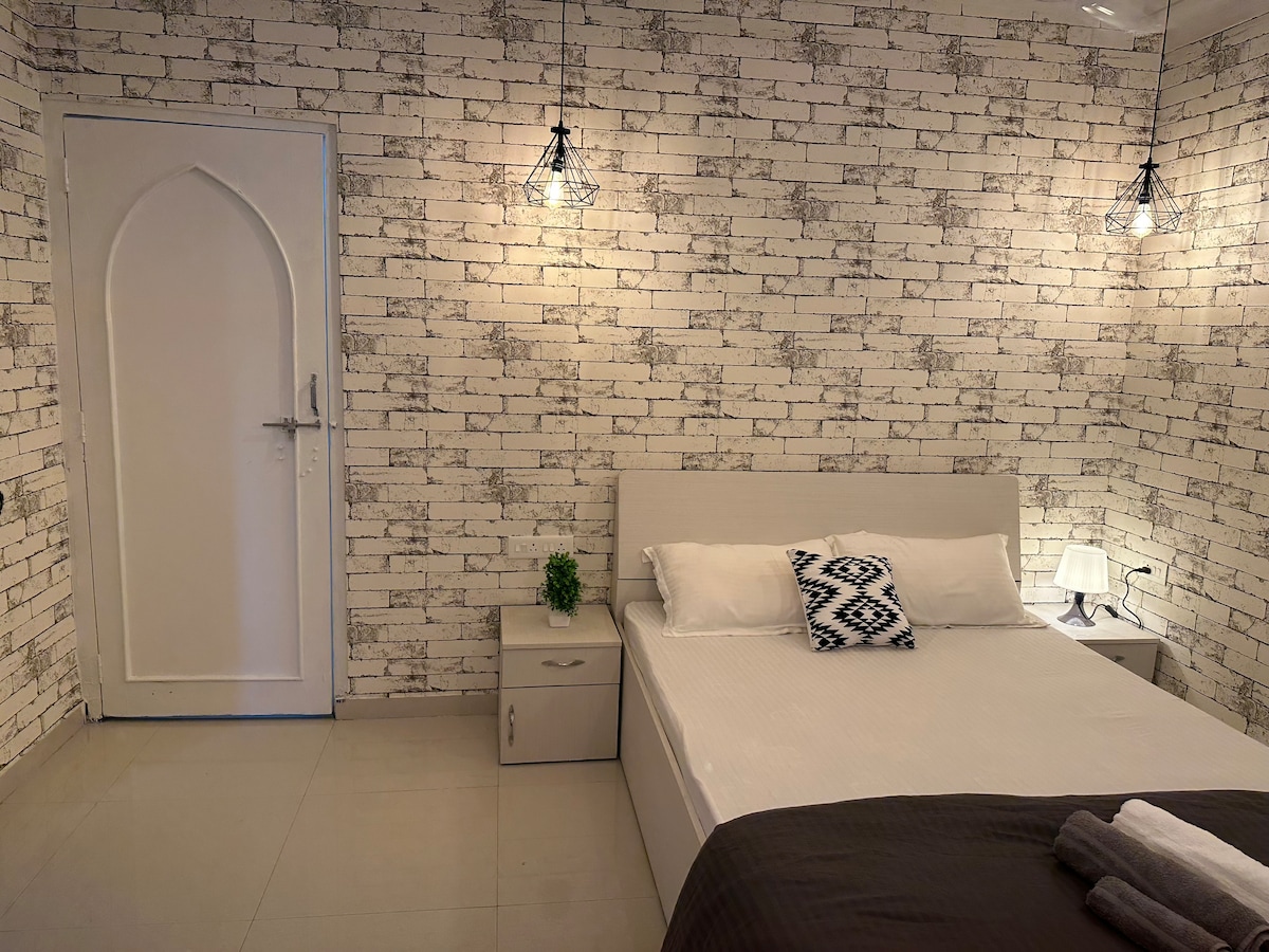 Boutique Room in Koregaon Park. WiFi, Ac, Smart Tv