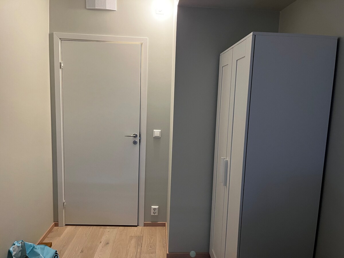 Private room in new apartment next to Metro Subway