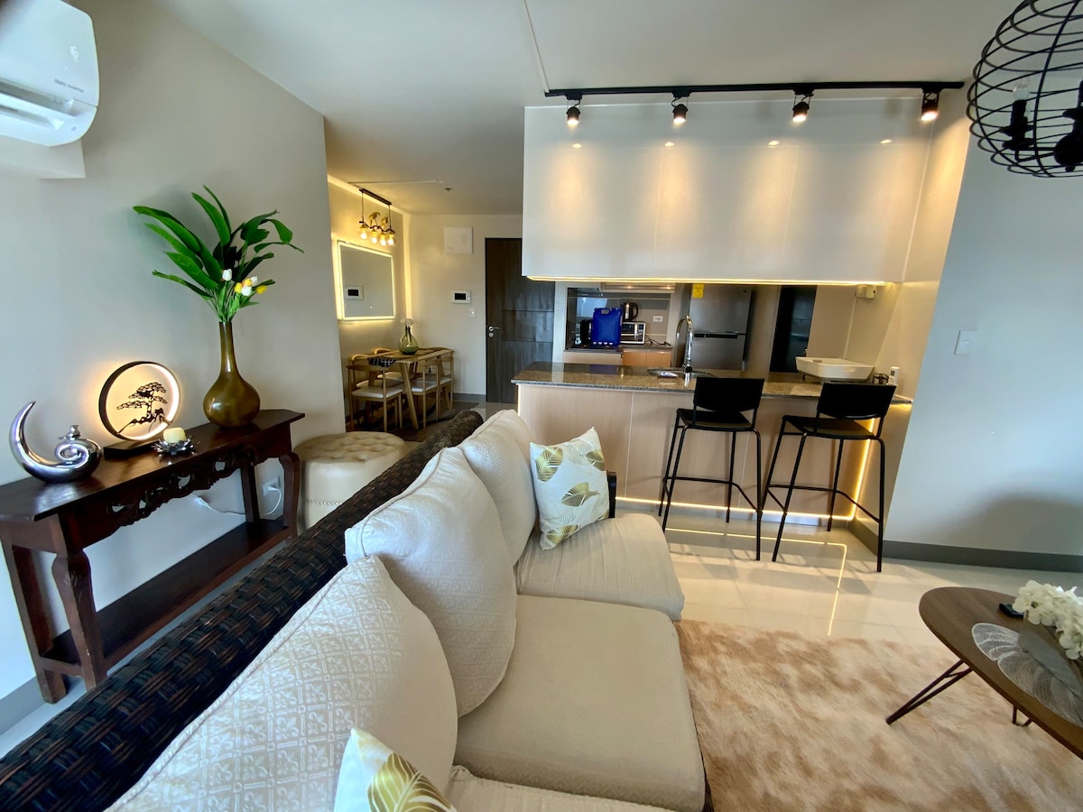 Luxurious 2.5 BR @ Eastwood City