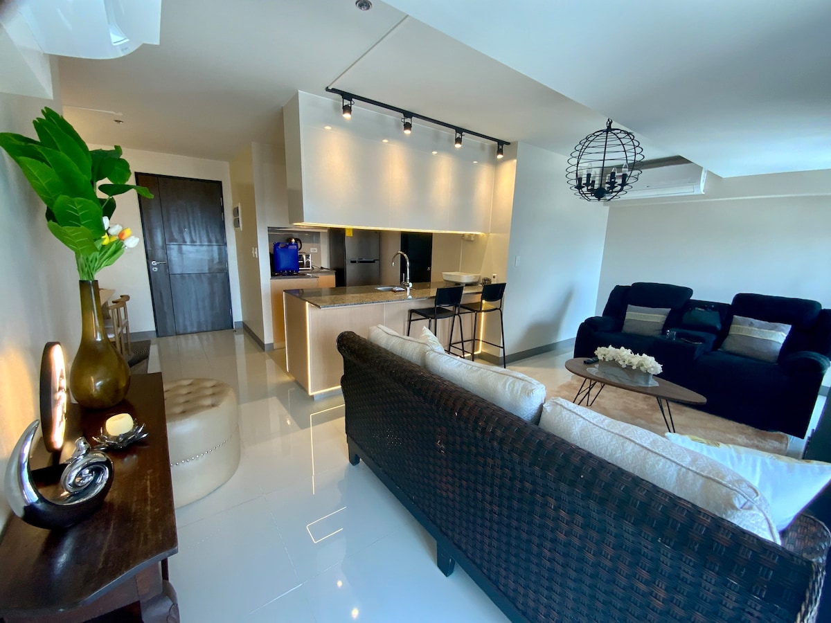 Luxurious 2.5 BR @ Eastwood City