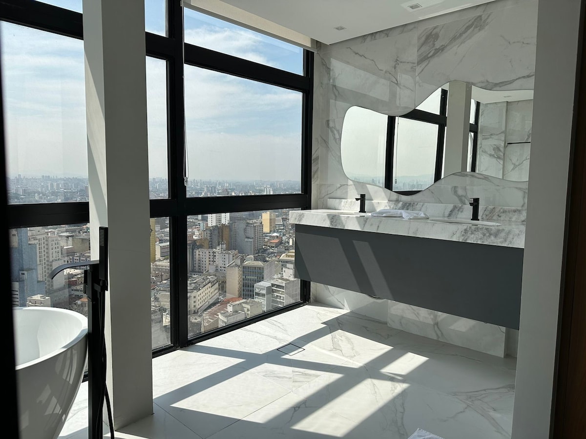 豪华公寓，带浴缸，位于41楼
