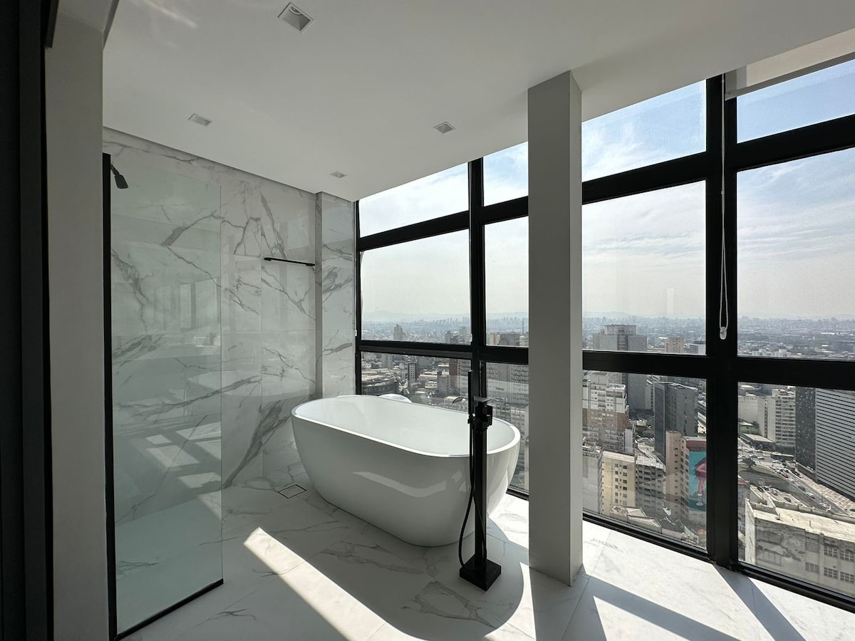 豪华公寓，带浴缸，位于41楼