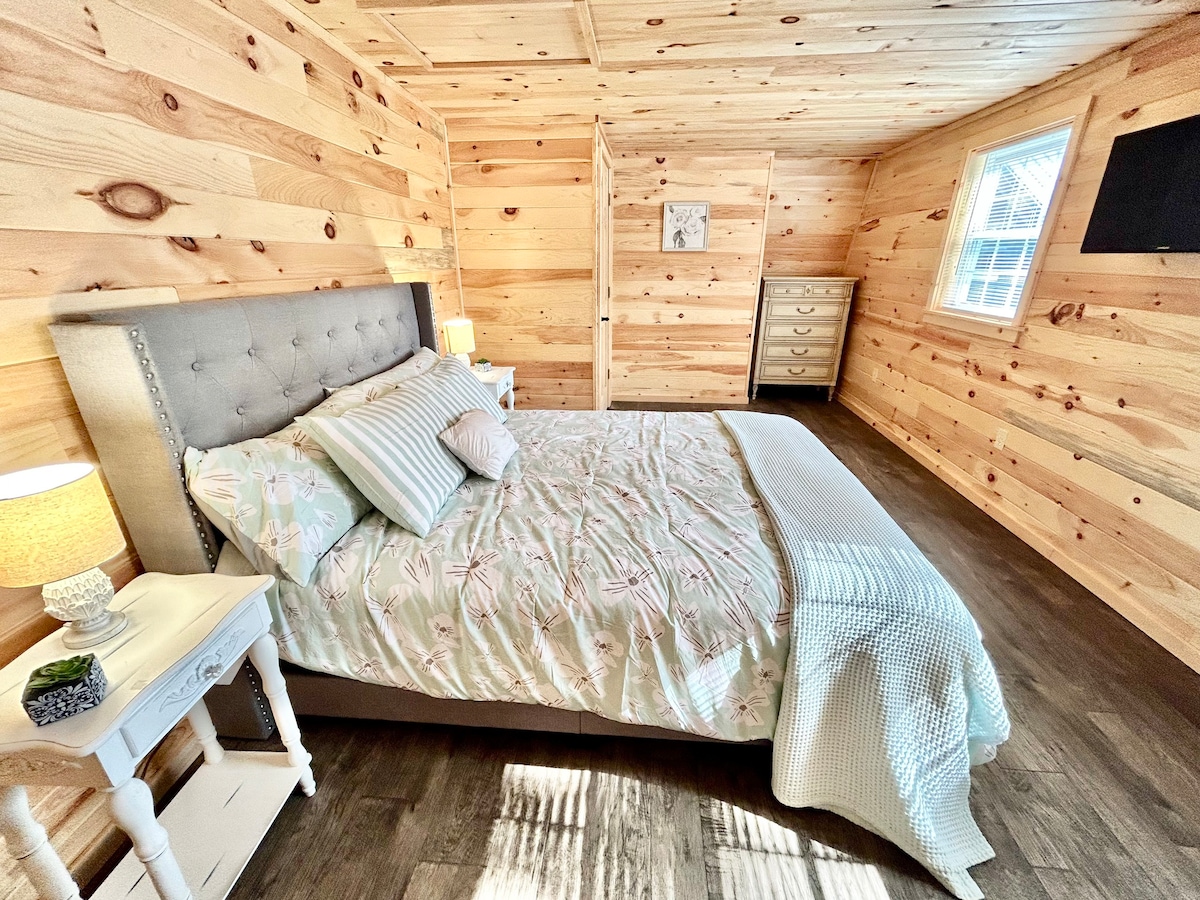 Charming Private 2 Bedroom Cabin Near Bangor