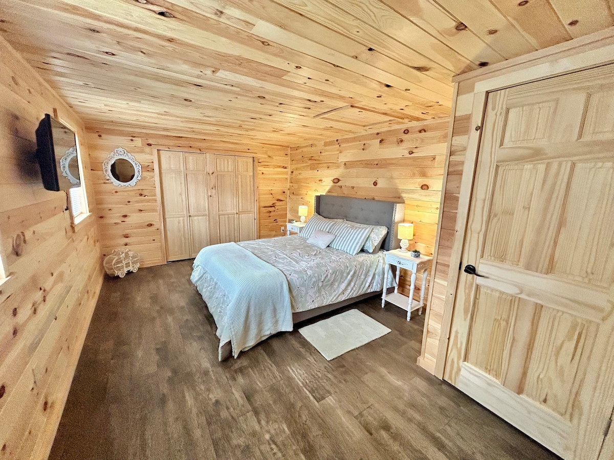 Charming Private 2 Bedroom Cabin Near Bangor