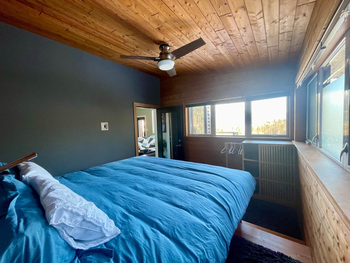 Comfortable lodging near ski hill & town