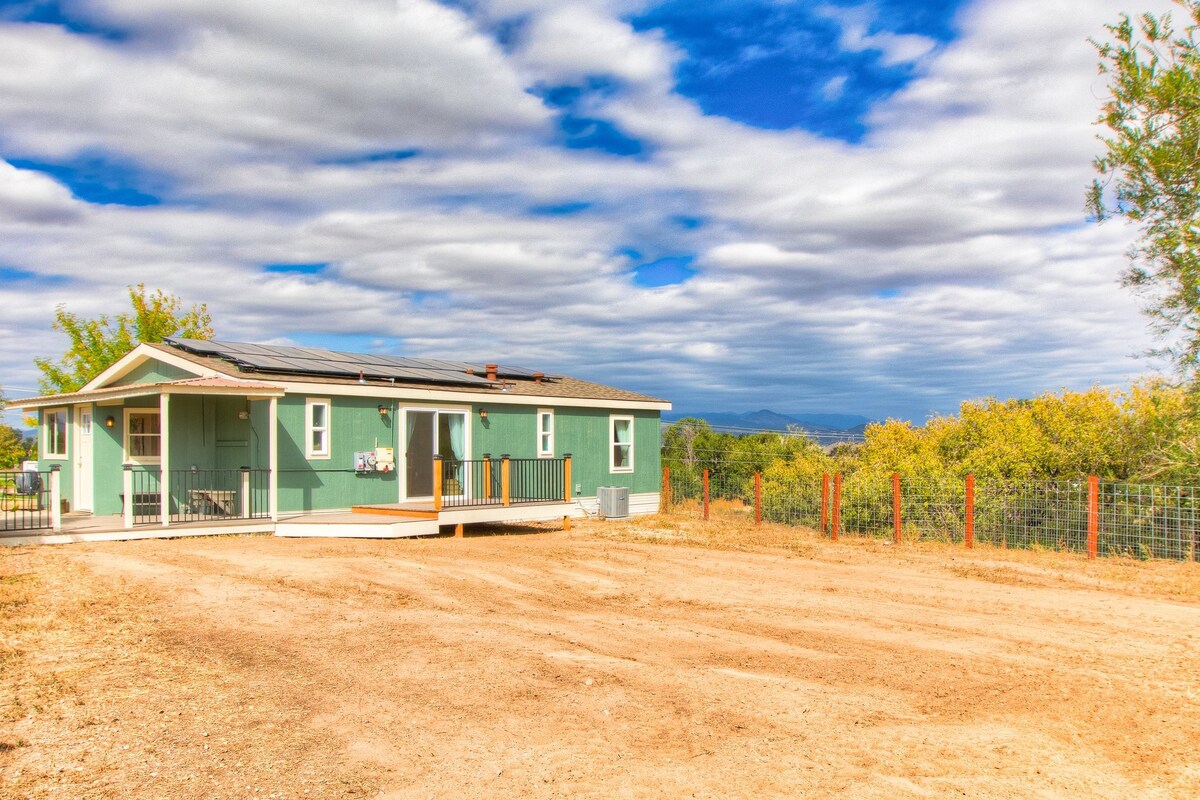 9-acre horse & pet-friendly retreat w/ views