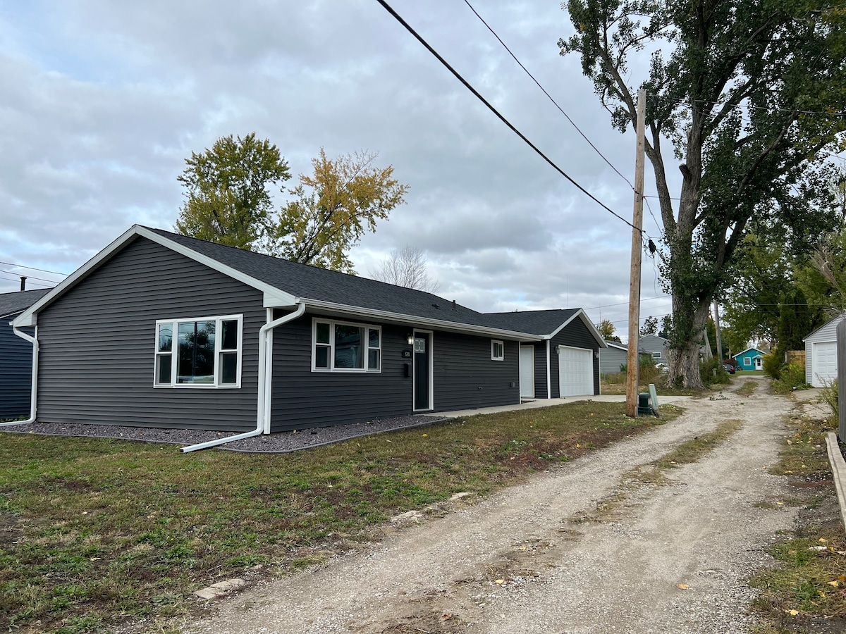 Cozy Modern Home with two stall Garage  (Wi-Fi)