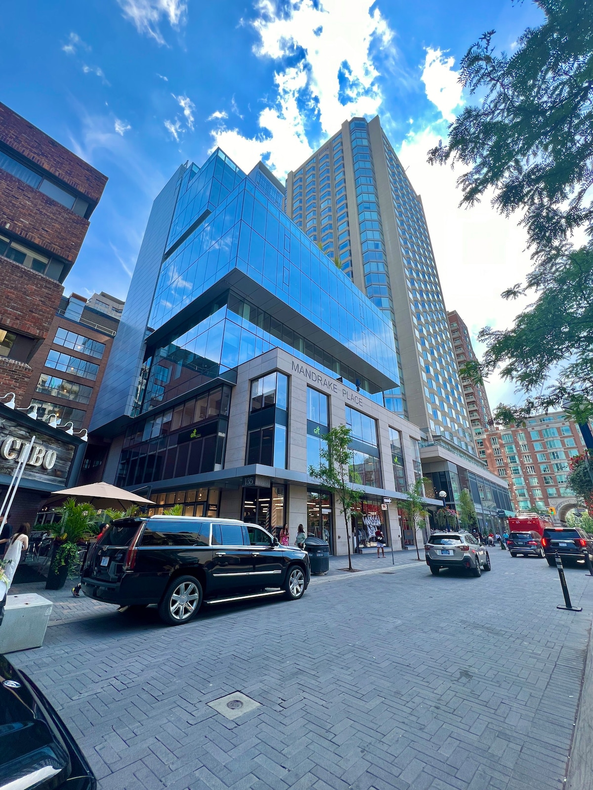 Luxurious 1+1 Condo in Yorkville + free parking