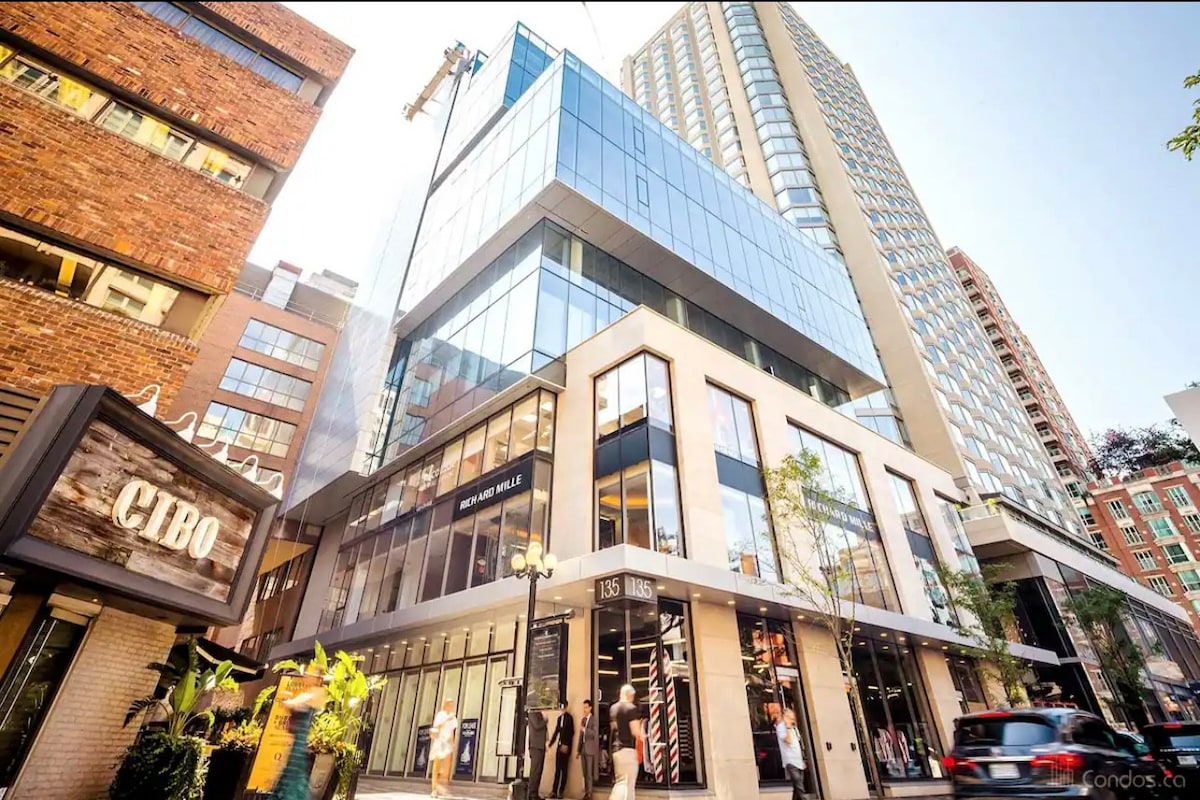 Luxurious 1+1 Condo in Yorkville + free parking