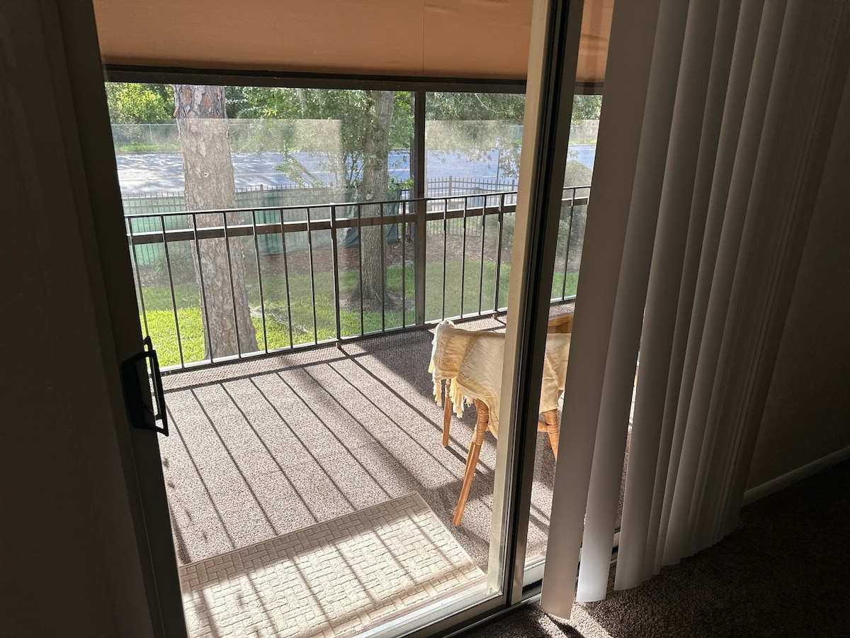 Spacious room with king bed in a townhouse!