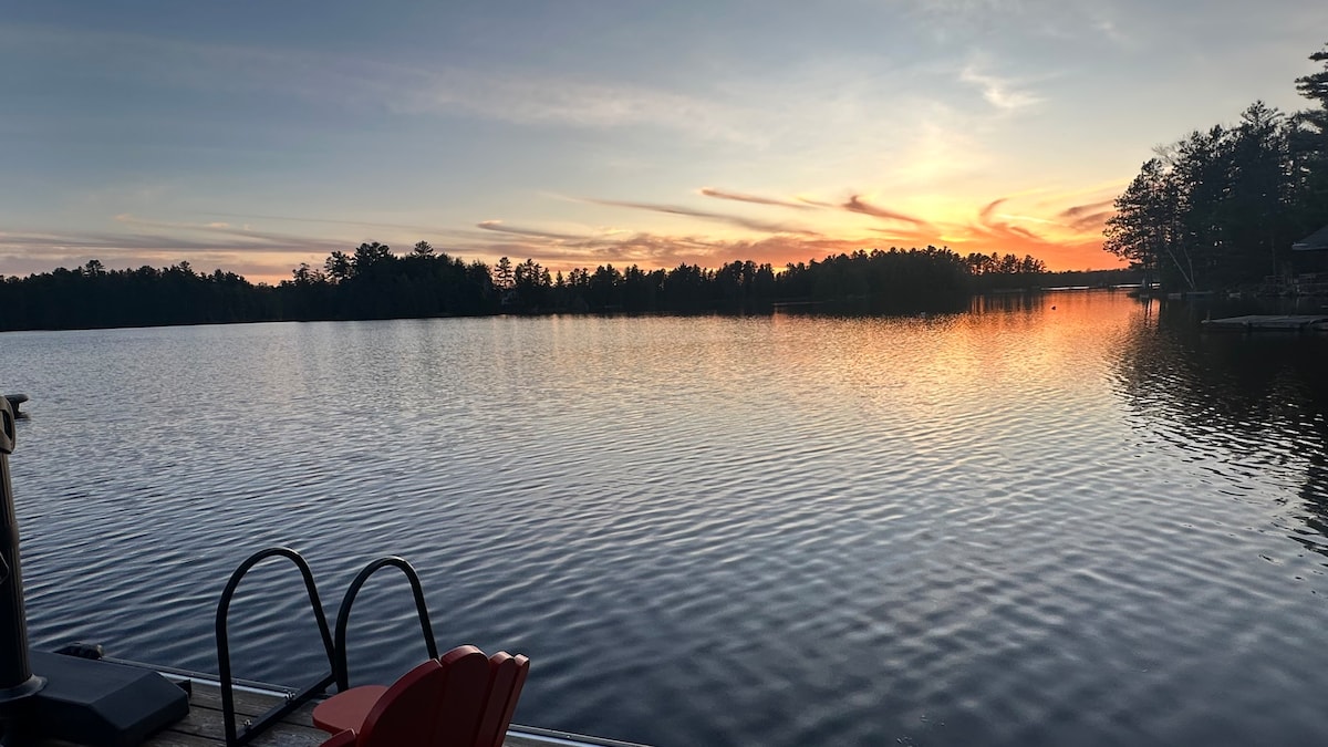 Lake Front| Dock on Water | King Bed | Hot Tub