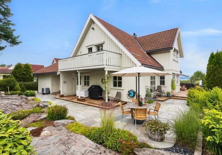 Spacious villa with fjordview, garden and jacuzzi.