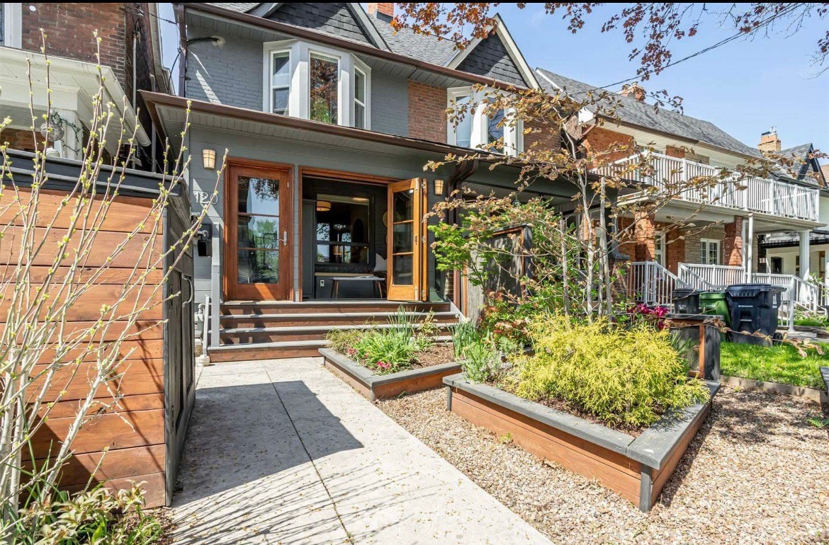 Newly Listed! Cozy Retreat in Downtown Toronto