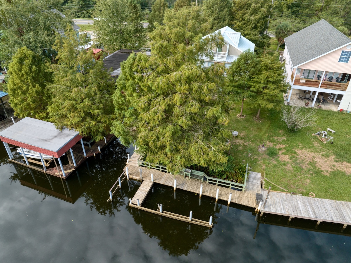 River House -Waterfront! King Bed, Ping pong table