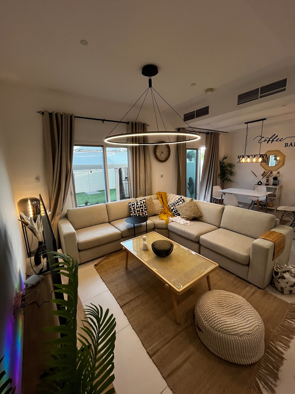 Luxurious Villa: Spacious Elegance & Comfort