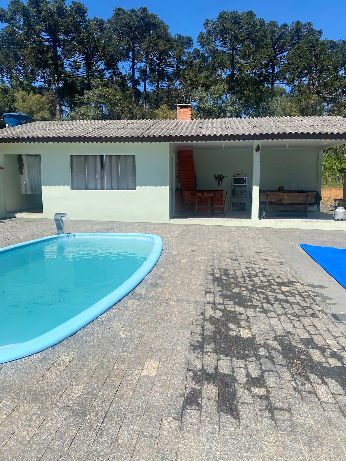 Espaço inteiro com piscina