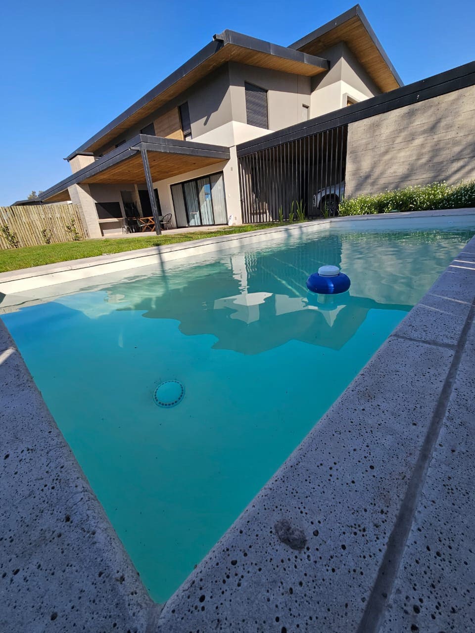 Moderna casa con piscina en San Lorenzo Chico