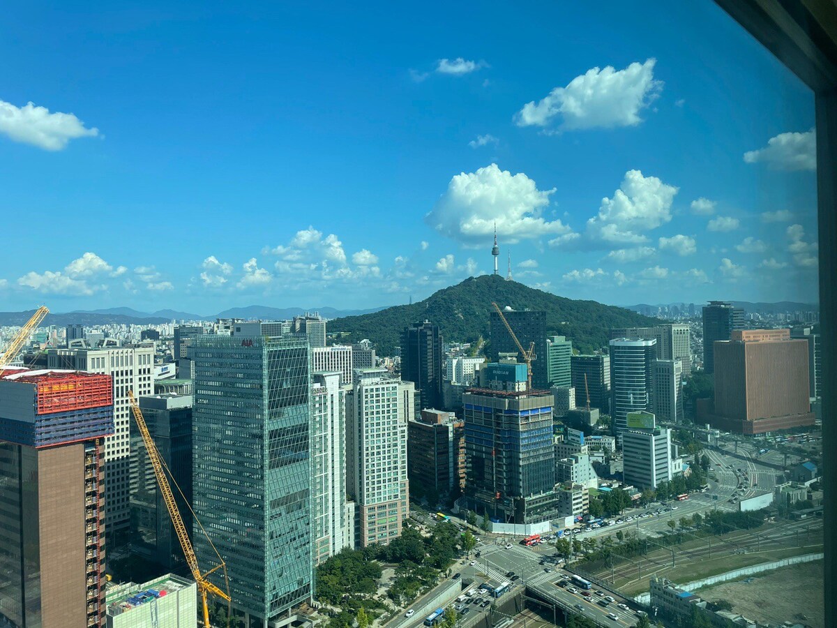 首尔市中心南山景观3R 2B角落套房，可俯瞰首尔市中心