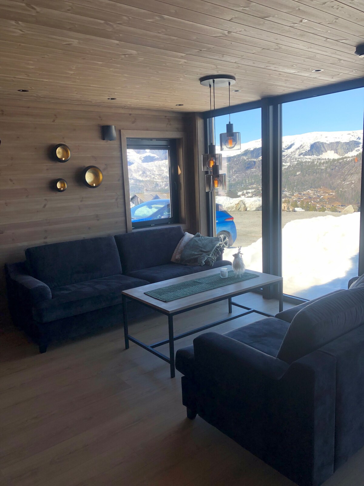 Nyt fjellivet i vår splitter nye hytte 
ski in/out