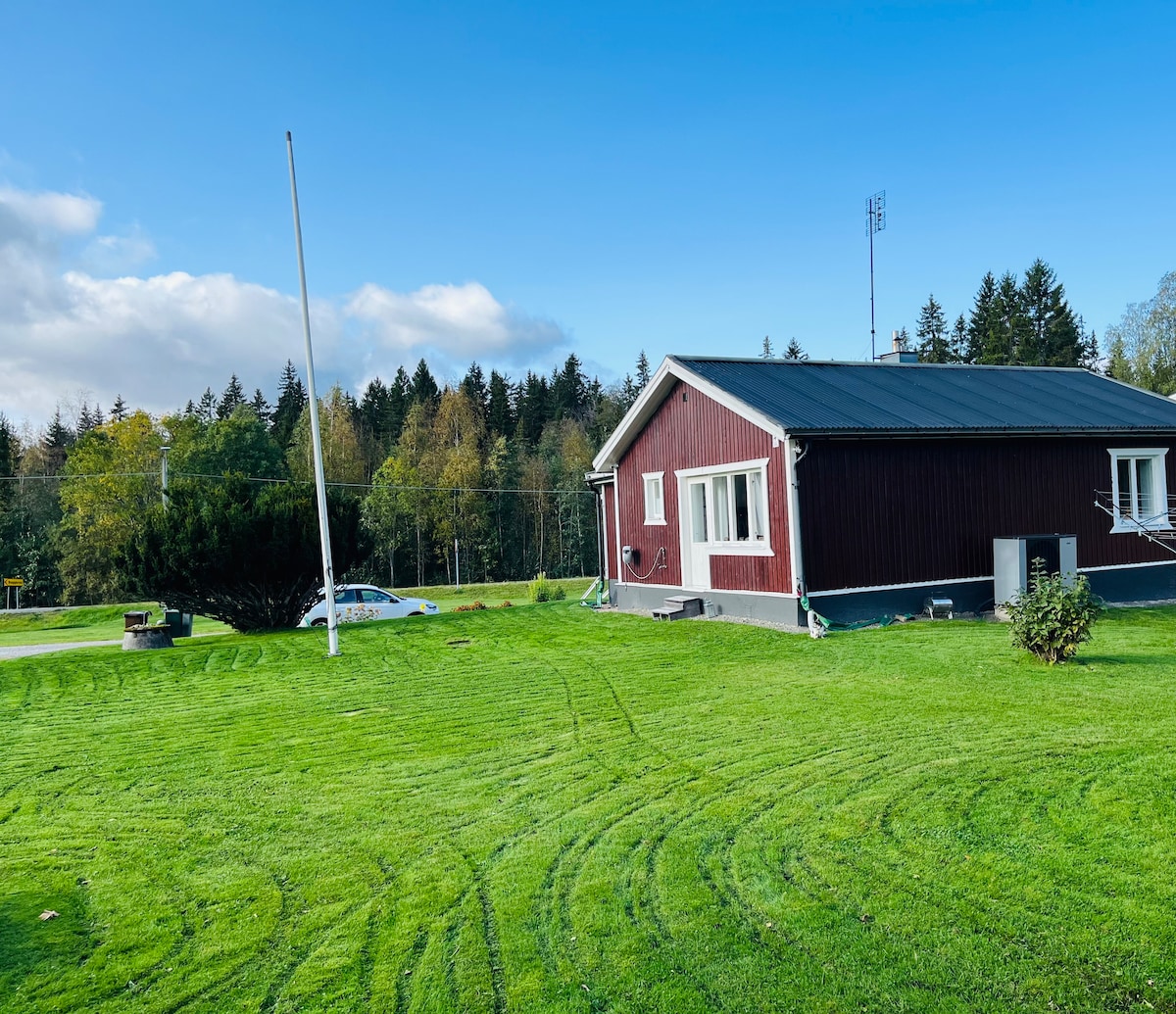 Mysigt mindre hus kring natur och sjö