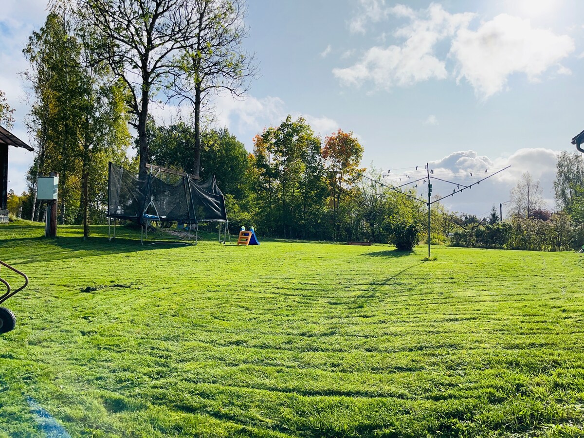 Mysigt mindre hus kring natur och sjö