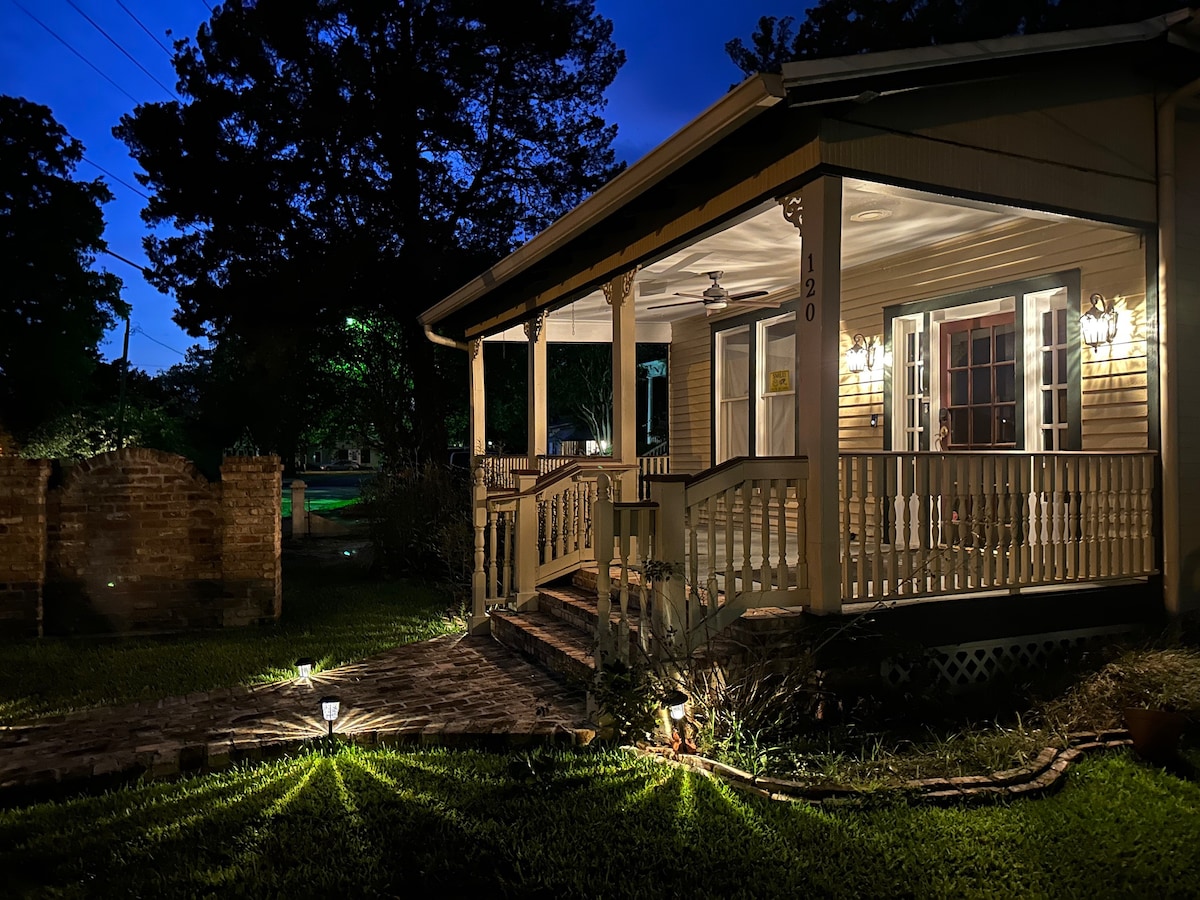 Cozy Renovated 1920 Home near Main _Magnolia House