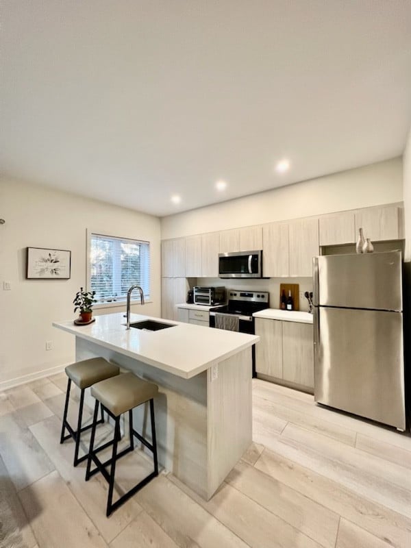 Modern Two Bedroom with Parking Close to 401HWY