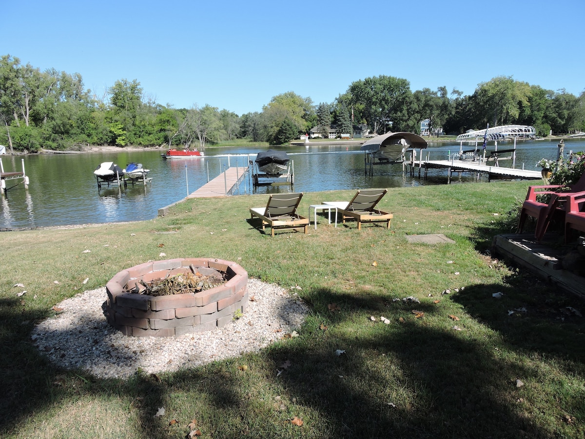 Fox River Home - Near Island Lake