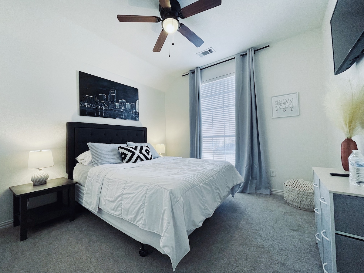 Peaceful stay in Fort Worth: Bedroom w/ Full Bath