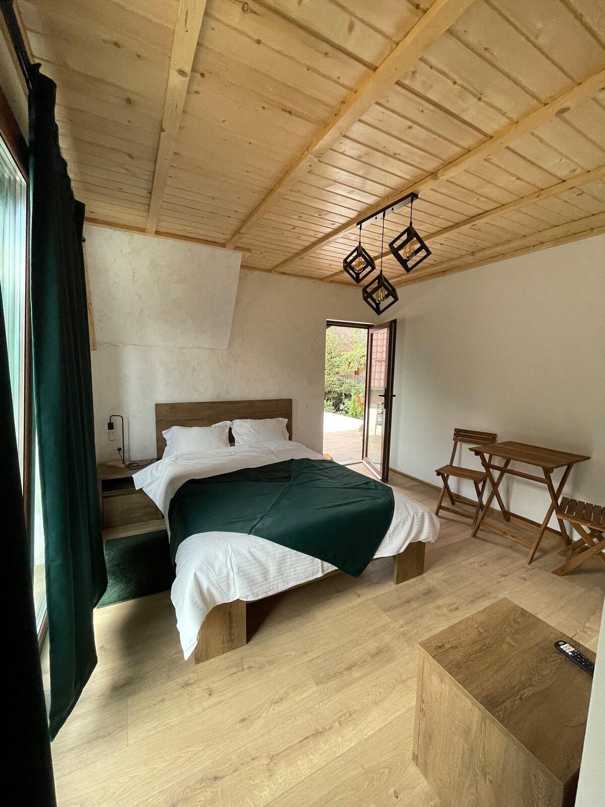 (3.2) Camera intimă în cabana A frame