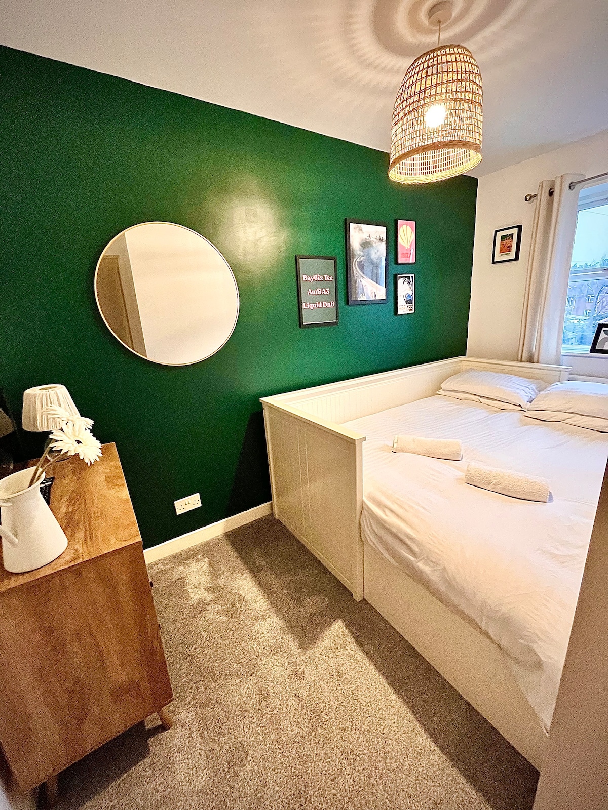 Cosy room with smart TV, 10 mins from airport.