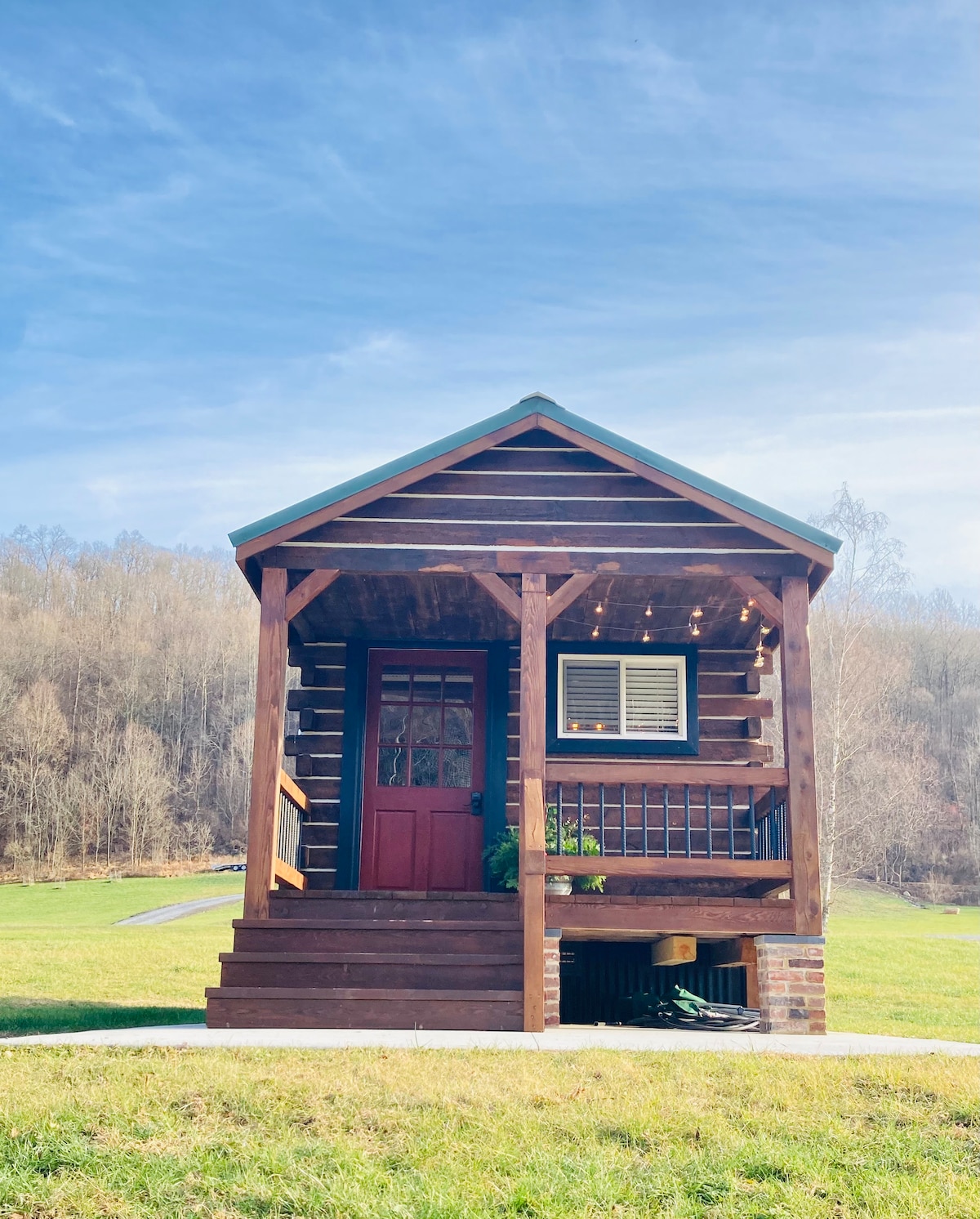 Romantic Tiny Cabin along the River, great fishing