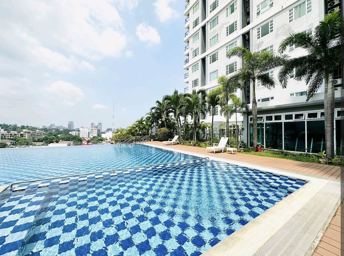 Group-Friendly Cebu Condo with Mall Access