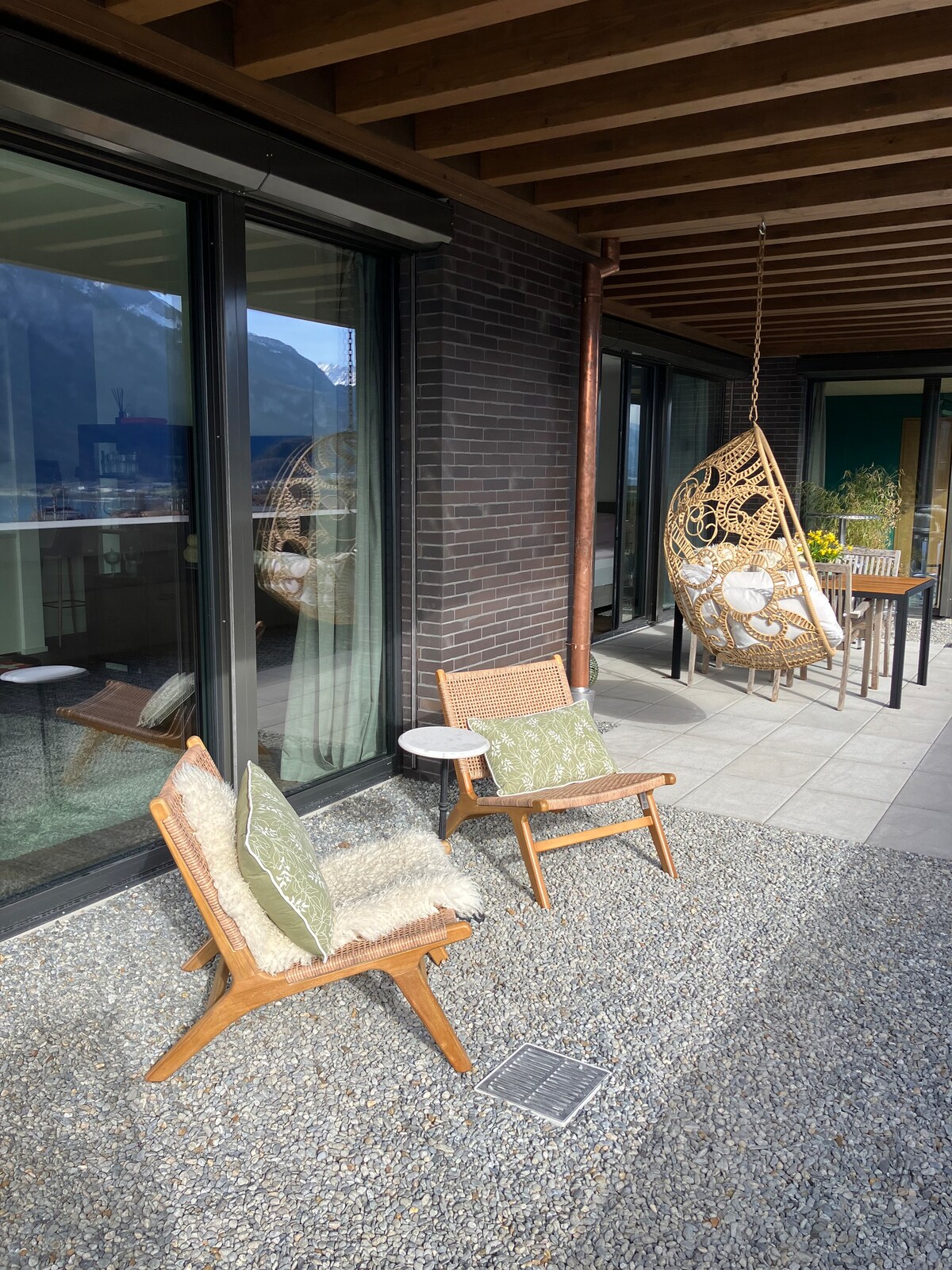 View over Lake of Brienz-new apartement/ park slot