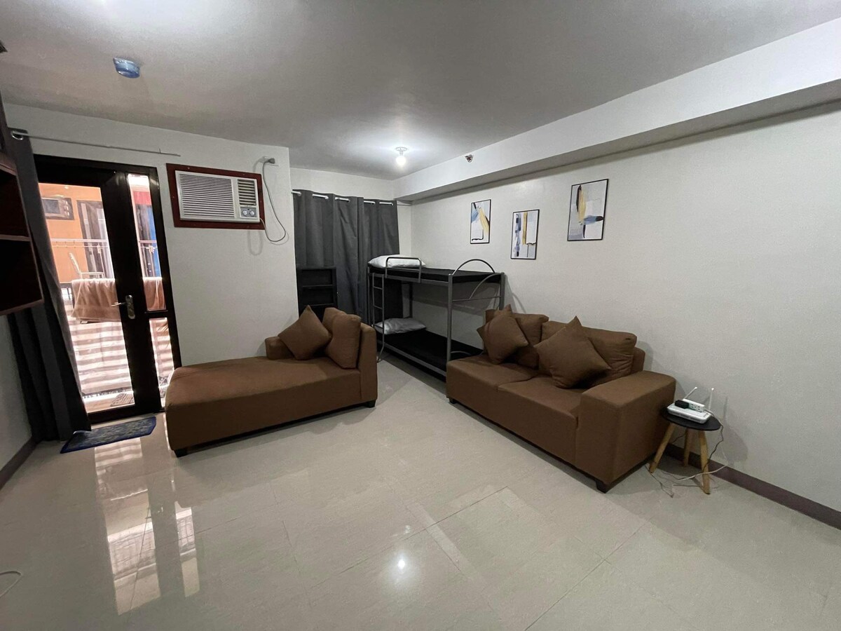 Cozy Staycation QC Studio Unit