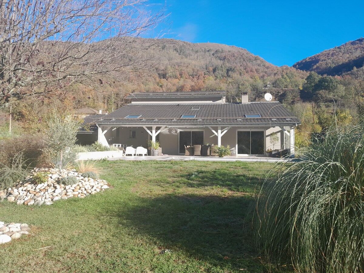 Villa 2-8prs à la Montagne avec Piscine + Jacuzzi
