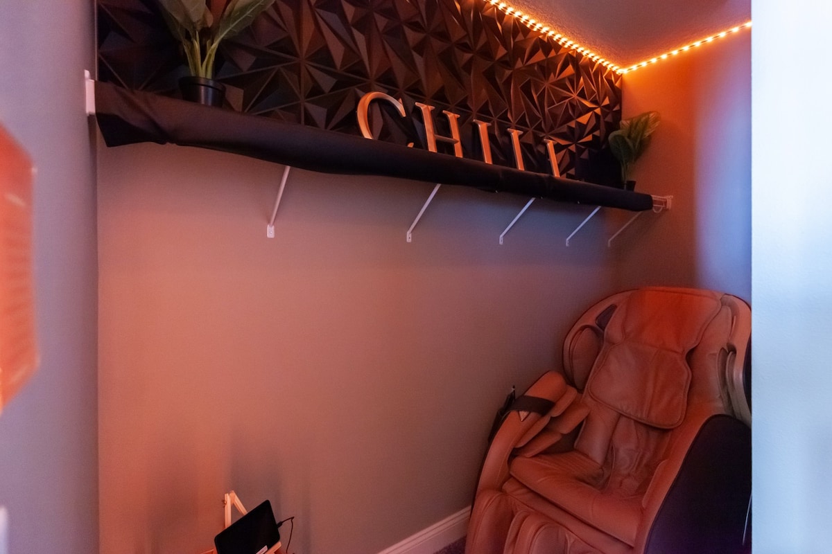 Massage Chair | Jordan Creek | 65”TV | 3D Wall