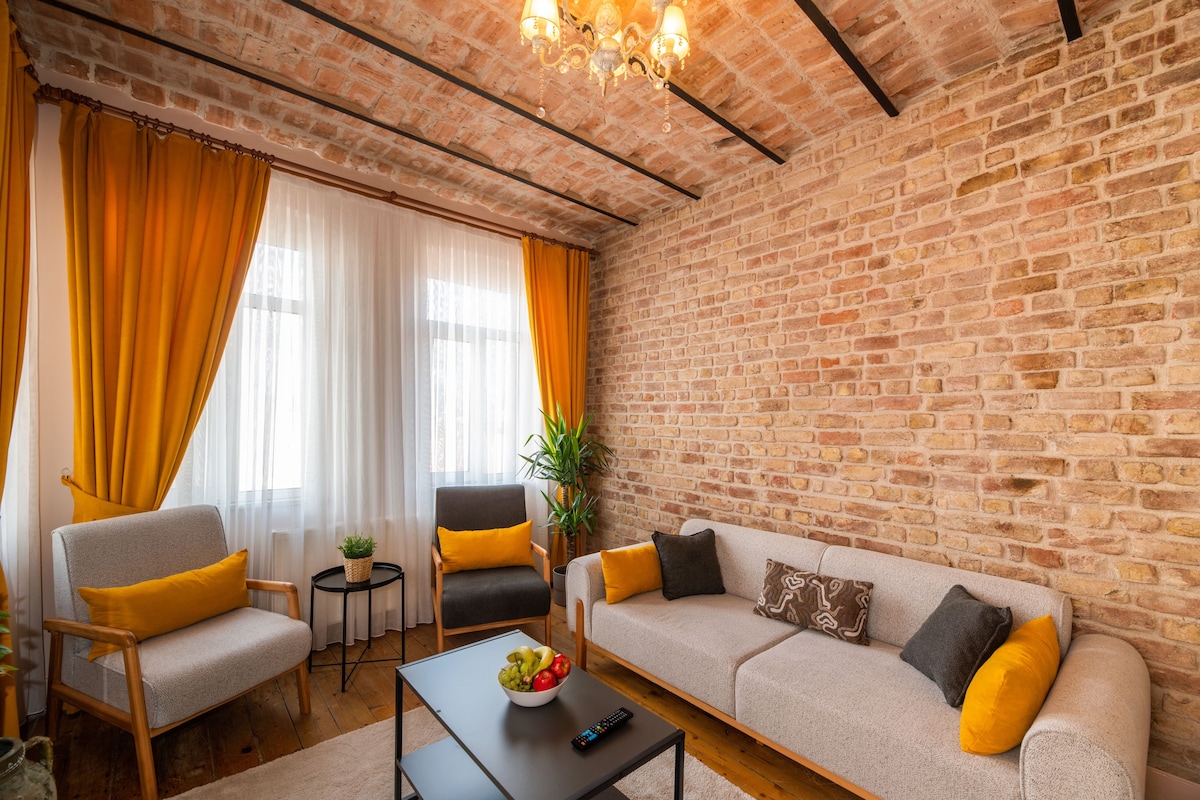 Discover Istanbul with a spacious 3 BR apartment