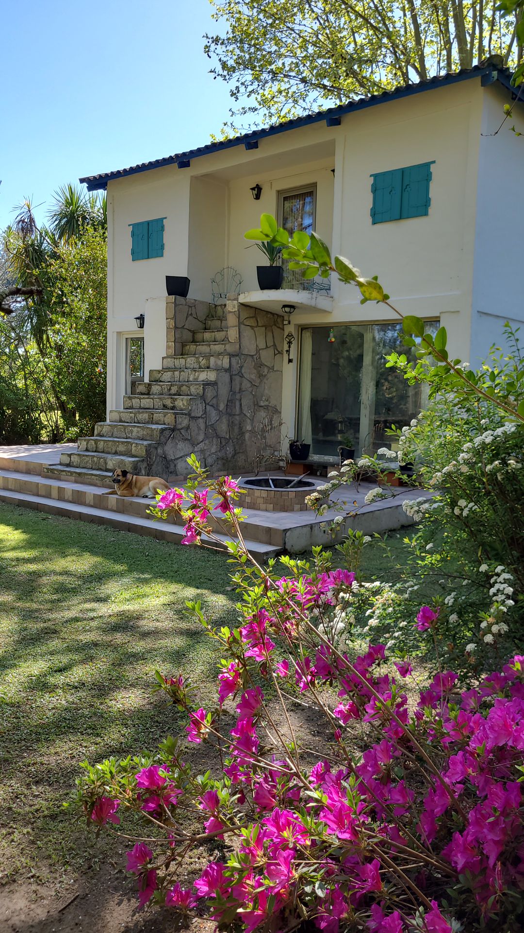 Casa mediterránea de dos plantas en isla del tigre