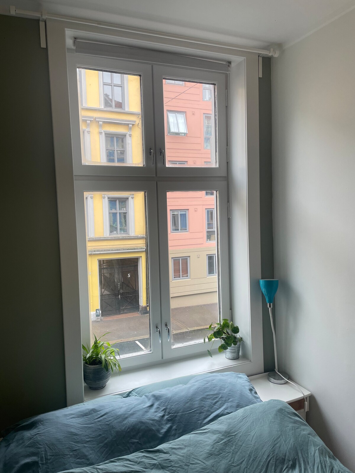 Grunerløkka带双人床的舒适房间和工作空间