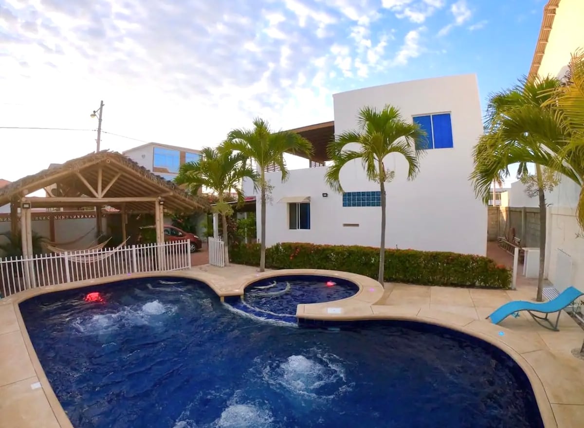 Casa con piscina, frente a la playa