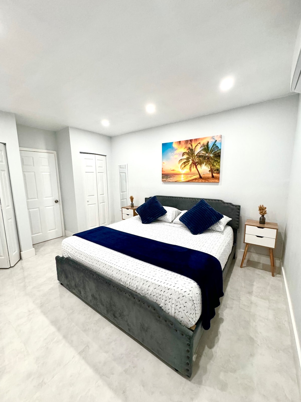 king Suite bed, Miami Studio, Patio, kitchen