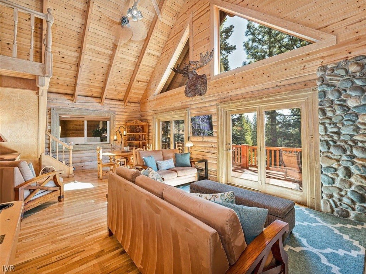 NEW! Stunning 3 Story Log Cabin Lodge - Dreamy