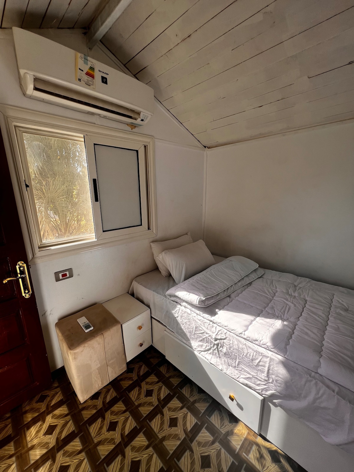 Single bed with view and ac