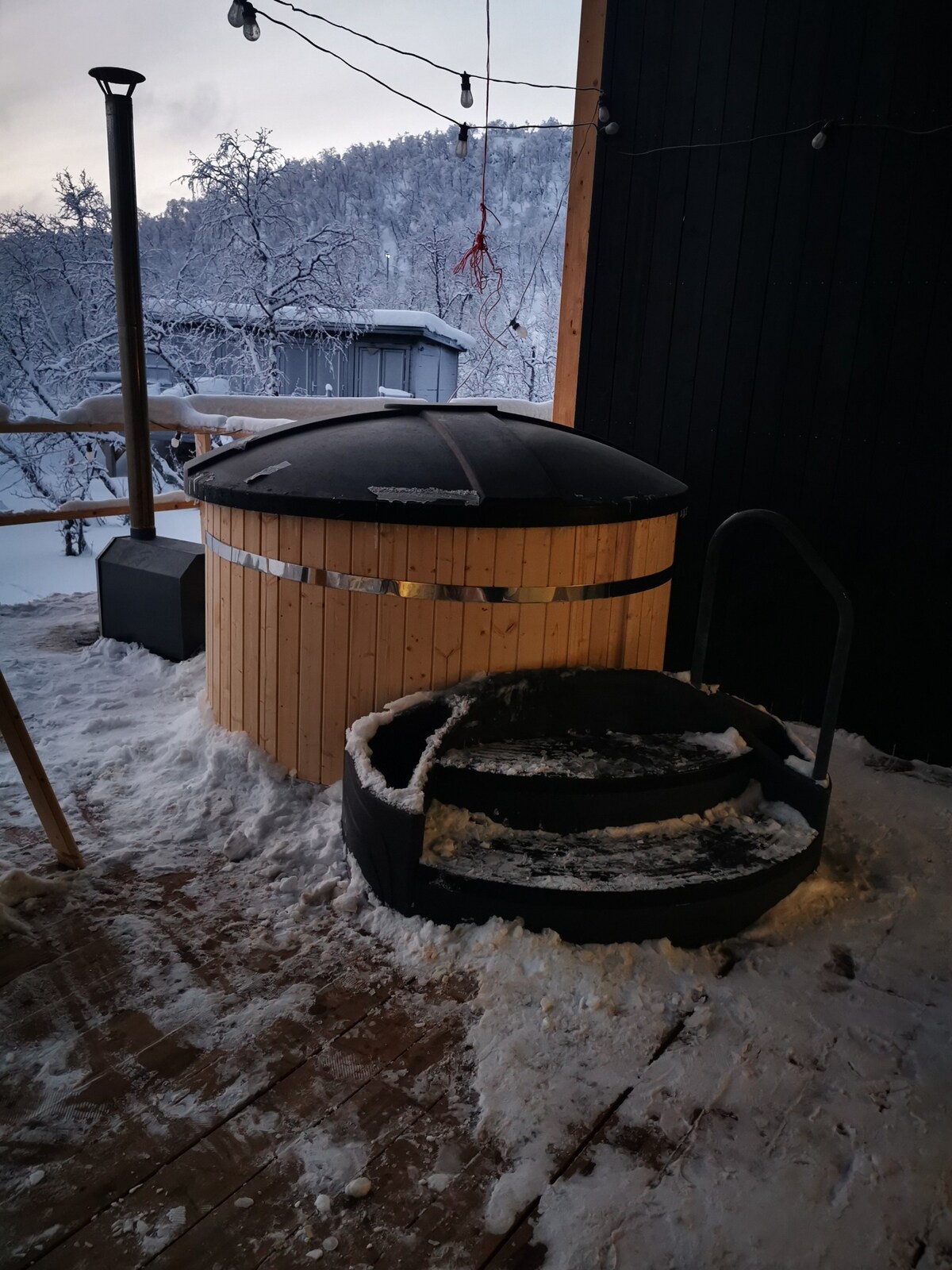 热水浴缸和极光天空景观卧室小木屋