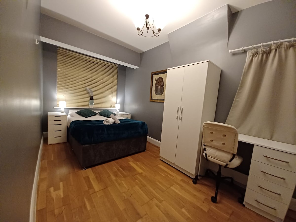 The Sapphire Suite Double Room, 40 Mins London