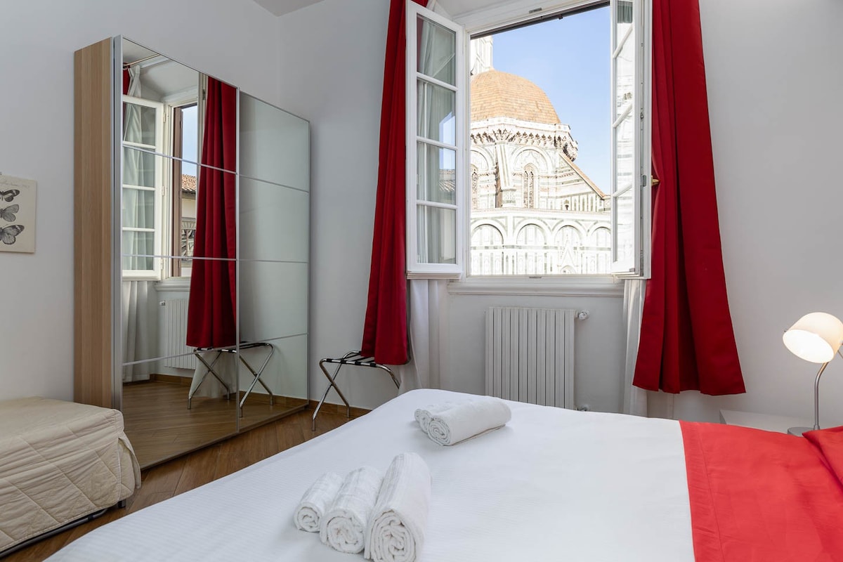 Prestigious Accommodation in Piazza Duomo!