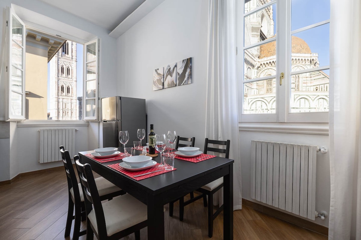 Prestigious Accommodation in Piazza Duomo!