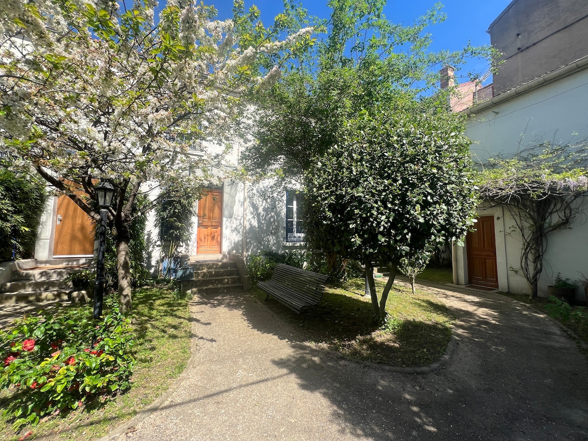 Petite maison avec jardin à Paris