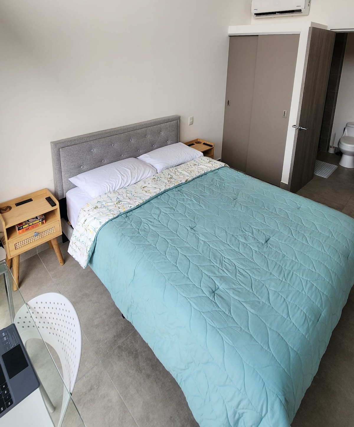 Sunny 2-bed condo (corner unit)